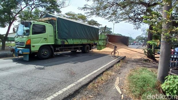 Truk terguling di Jalur Panturan Bendungan Pasuruan.