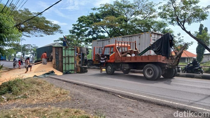 Truk terguling di Jalur Panturan Bendungan Pasuruan.