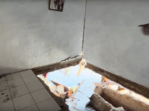 Video: Warga Matraman Cerita Detik-detik Rumahnya Amblas ke Kali Ciliwung
