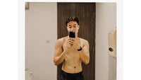 Prinsip hidup gue sekarang : 𝐆𝐚𝐩𝐚𝐩𝐚 𝐤𝐚𝐧𝐤𝐞𝐫, 𝐲𝐚𝐧𝐠 𝐩𝐞𝐧𝐭𝐢𝐧𝐠 𝐛𝐚𝐝𝐚𝐧 𝐠𝐮𝐞 𝐛𝐚𝐠𝐮𝐬, bebernya lagi. Foto: dok instagram Vidi Aldiano