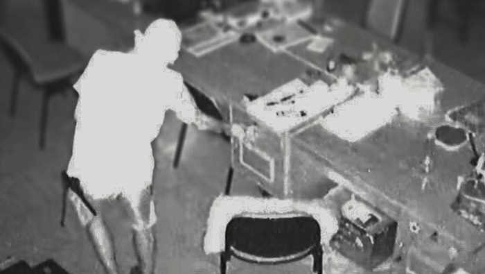 Wajah terduga pelaku pencurian bersenjata tajam tertangkap CCTV. Foto: Tangkapan layar