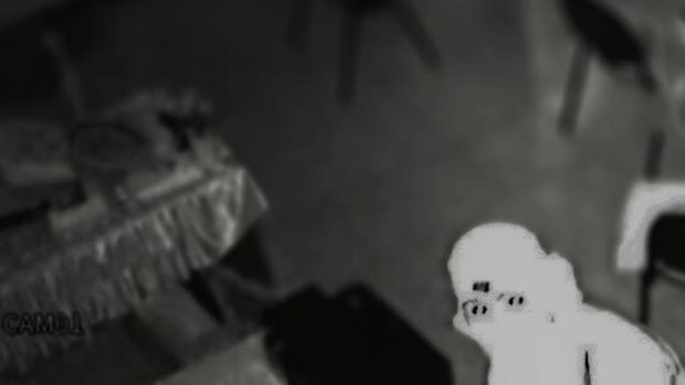 Wajah terduga pelaku pencurian bersenjata tajam tertangkap CCTV. Foto: Tangkapan layar