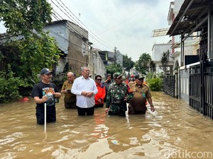 Walkot Benyamin Davnie Nyebur Tinjau Banjir di Pondok Aren