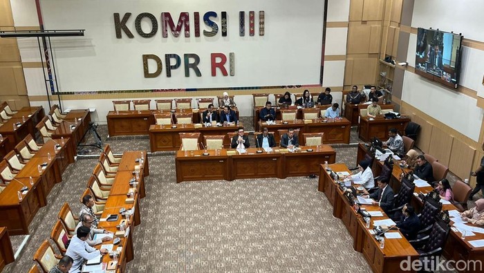 Wamenkumham Eddy Hiariej dalam rapat kerja bersama Komisi III DPR RI, di Kompleks Parlemen, Senayan, Jakarta, Selasa (8/7/2025)