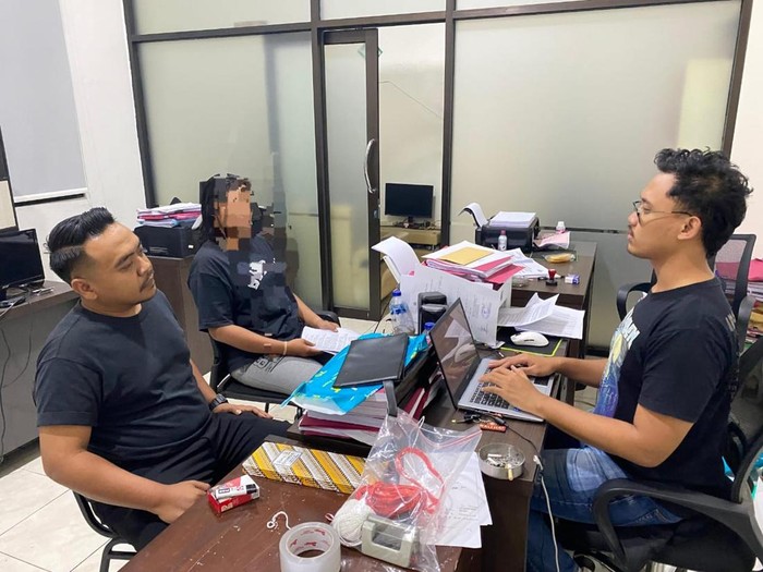 Wanita pengedar pil koplo diamankan Sat Res Narkoba Polresta Banyumas, Selasa (8/7/2025).