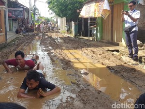 Mandi Lumpur Ala Warga Japura Kidul di Jalan Rusak