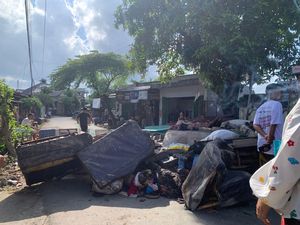 Kecewa Pengangkutan Lamban, Warga Mataram Tumpuk Sampah di Tengah Jalan