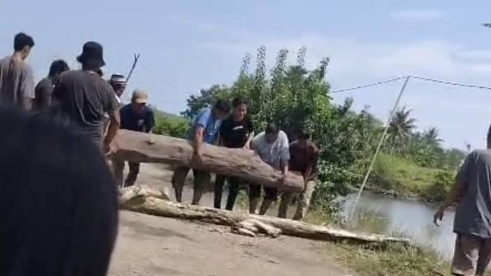 Warga menutup akses jalan ke wisata pantai Lasonrai karena protes lahan TPU dipagar.