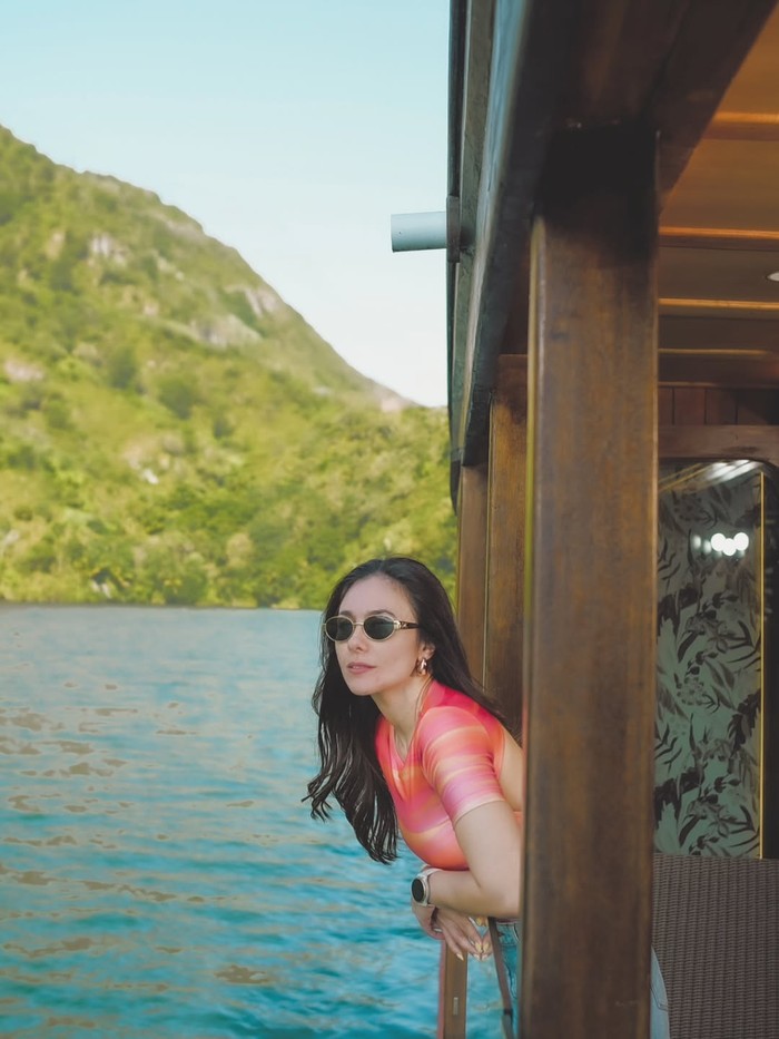Wulan Guritno di Danau Toba