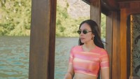 Wulan juga membagikan momennya saat menyeberang di Danau Toba.