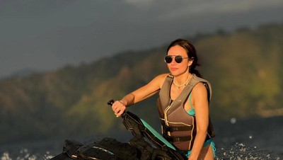 Foto: Aksi Wulan Guritno Main Jetski di Danau Toba