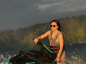 Foto: Aksi Wulan Guritno Main Jetski di Danau Toba