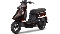 Meski wajah motor tersebut terbilang aneh dan tak biasa, namun pabrikan memberi sentuhan futuristis di bagian tengah hingga ke belakang. Bahkan, jika melihat bagian lampu belakang, jok, hingga aksen bodi samping, kita akan menemukan nuansa skuter listrik khas jenama garpu tala. Foto: Doc. Yamaha Taiwan