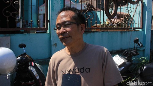 Yanto, salah satu warga Mataram saat bercerita keluar dari mobil dan bergelantungan hingga 5 jam saat banjir Mataram setinggi 2 meter, Senin (7/7/2025).