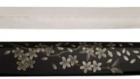 Dibanderol hingga Rp 113 juta, inilah Nenohi Honyaki Dentokougeishi Sakimaru Takobiki. Pisau ini dibuat oleh master legendaris Yoshikazu Ikeda. Bilahnya dibuat dari baja putih Shirogami #1. Penutupnya berhias bunga sakura yang cantik. Foto: Oishya
