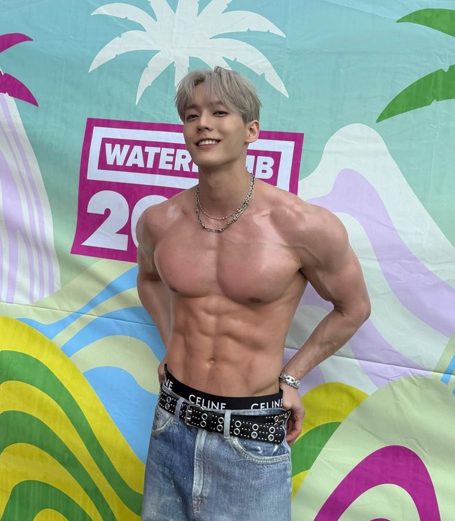 Minhyuk BTOB membuat penggemar wanita histeris saat mengguyur badannya dengan botol air minum di atas panggung. Dia membuat aksi panggungnya di Waterbomb Seoul 2025 semakin panas saat membuka kaosnya dan tampil shirtless selama pertunjukan. Foto: Instagram