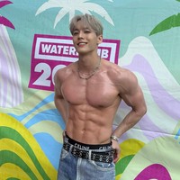 Minhyuk BTOB membuat penggemar wanita histeris saat mengguyur badannya dengan botol air minum di atas panggung. Dia membuat aksi panggungnya di Waterbomb Seoul 2025 semakin panas saat membuka kaosnya dan tampil shirtless selama pertunjukan. Foto: Instagram