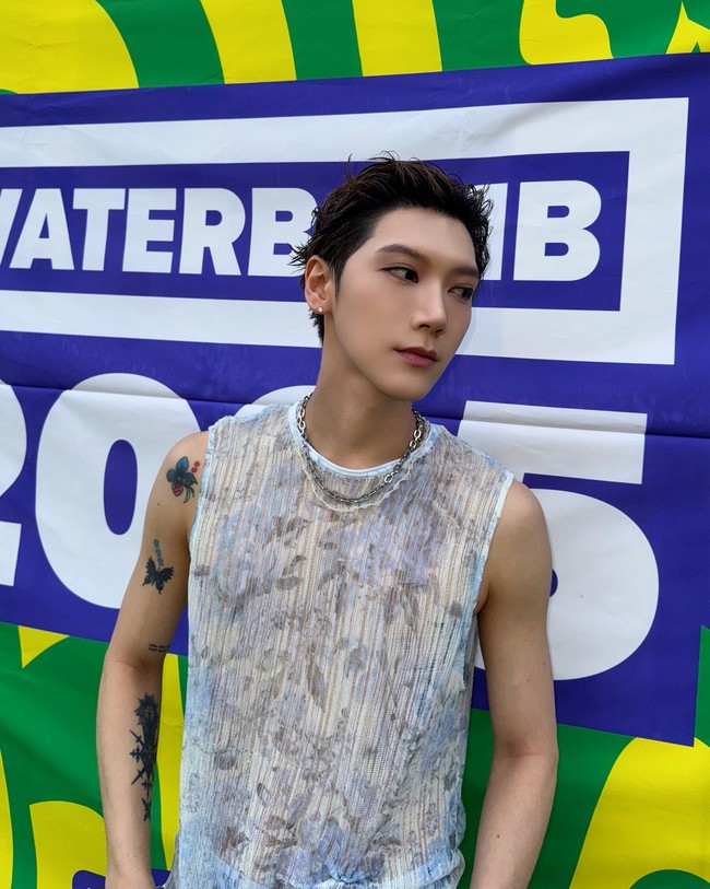 Berbeda dengan penampilannya di Waterbomb Busan 2024. Kali ini, personel grup KPop NCT asal Thailand, Ten semakin fierce dan percaya diri. Pelantun BAMBOLA itu memakai sheer top bermotif floral, mengekspos tato bunga dan kupu-kupu di lengannya. Foto: Instagram