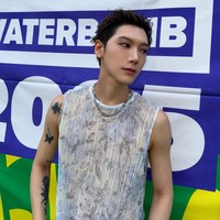 Berbeda dengan penampilannya di Waterbomb Busan 2024. Kali ini, personel grup KPop NCT asal Thailand, Ten semakin fierce dan percaya diri. Pelantun BAMBOLA itu memakai sheer top bermotif floral, mengekspos tato bunga dan kupu-kupu di lengannya. Foto: Instagram