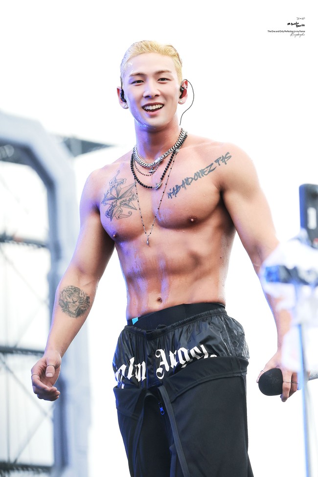 Jika Kwon Eunbi dijuluki sebagai Waterbomb Goddess, mantan personel grup KPop NU’EST, Baekho diakui sebagai Waterbomb God oleh netizen. Dia bahkan terpilih untuk menyanyikan theme song festival musik tersebut. Setelah meramaikan Waterbomb Manila 2025 awal tahun ini, Baekho kembali dengan rambut baru berwarna pirang di panggung Waterbomb Seoul 2025. Foto: Instagram