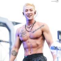 Jika Kwon Eunbi dijuluki sebagai Waterbomb Goddess, mantan personel grup KPop NU’EST, Baekho diakui sebagai Waterbomb God oleh netizen. Dia bahkan terpilih untuk menyanyikan theme song festival musik tersebut. Setelah meramaikan Waterbomb Manila 2025 awal tahun ini, Baekho kembali dengan rambut baru berwarna pirang di panggung Waterbomb Seoul 2025. Foto: Instagram