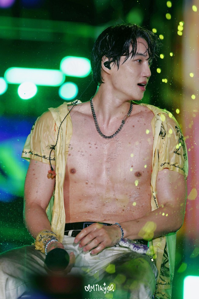 Kai EXO telah mencuri perhatian dengan transformasinya setelah keluar dari wajib militer awal tahun ini. Personel grup KPop EXO itu terlihat memiliki badan kekar dan atletis. Saat tampil di Waterbomb Seoul 2025, Kai EXO mengenakan kemeja tipis berwarna kuning, kancingnya dibiarkan terbuka. Foto: Instagram