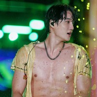 Kai EXO telah mencuri perhatian dengan transformasinya setelah keluar dari wajib militer awal tahun ini. Personel grup KPop EXO itu terlihat memiliki badan kekar dan atletis. Saat tampil di Waterbomb Seoul 2025, Kai EXO mengenakan kemeja tipis berwarna kuning, kancingnya dibiarkan terbuka. Foto: Instagram