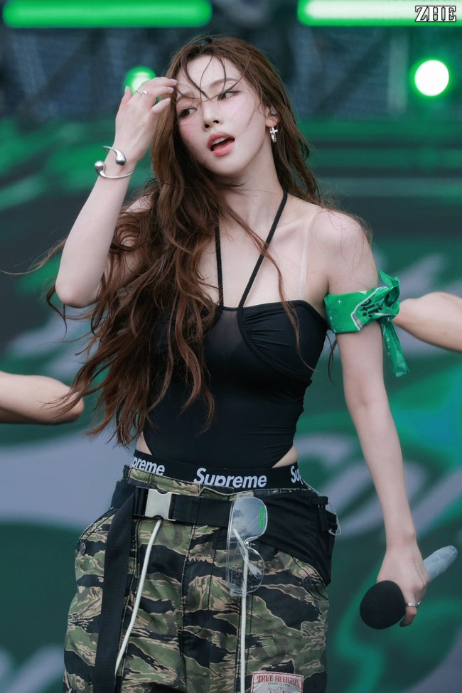 Karina aespa tampil perdana sebagai solois di Waterbomb Seoul 2025 tanpa kehadiran personelnya Winter, Giselle, dan Ningning. Dia membawakan sejumlah lagu hits aespa termasuk lagu solonya UP. Tampil seksi memakai crop top berwarna hitam, low rise pants, yang memperlihatkan underwear Supreme. Foto: Instagram