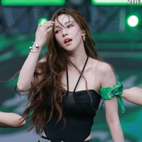 Karina aespa tampil perdana sebagai solois di Waterbomb Seoul 2025 tanpa kehadiran personelnya Winter, Giselle, dan Ningning. Dia membawakan sejumlah lagu hits aespa termasuk lagu solonya UP. Tampil seksi memakai crop top berwarna hitam, low rise pants, yang memperlihatkan underwear Supreme. Foto: Instagram