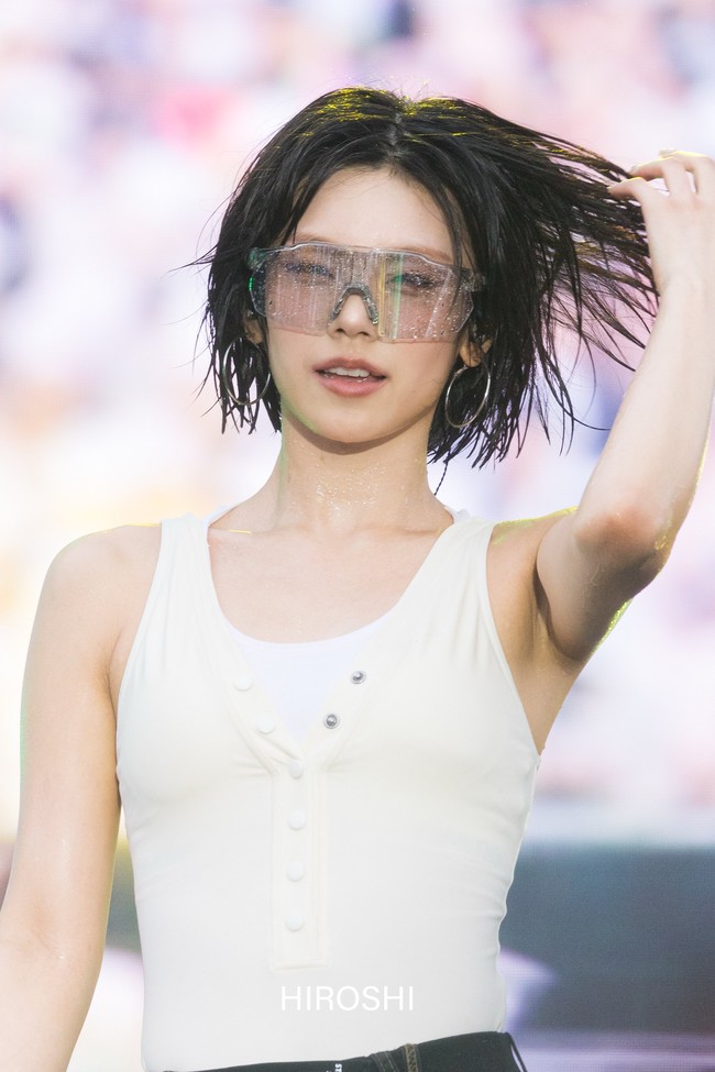 Yeji ITZY terlihat standout dalam balutan sleeveless top dan micro pants, saat tampil bersama personelnya di Waterbomb Seoul 2025. Penampilannya semakin fresh setelah memutuskan memotong rambutnya pendek tahun ini. Foto: Instagram