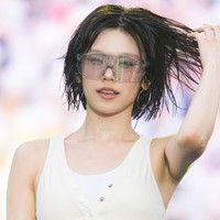 Yeji ITZY terlihat standout dalam balutan sleeveless top dan micro pants, saat tampil bersama personelnya di Waterbomb Seoul 2025. Penampilannya semakin fresh setelah memutuskan memotong rambutnya pendek tahun ini. Foto: Instagram