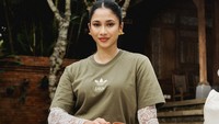 Kalau ini momen Aghniny menjalani pemotretan fashion tema Jawa. Ia berpose dengan kebaya, piknik, dan menikmati suguhan teh poci hingga gorengan di piring kaleng. Foto: Instagram aghninyhaque