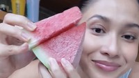Kalau mau camilan manis nan segar, bisa coba resep ala Aghniny. Semangka beku diparut, lalu ditambahkan madu, perasan jeruk nipis, dan daun mint jika suka. Foto: Instagram aghninyhaque