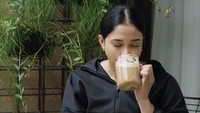 Kegiatan pagi hari Aghniny diisi dengan menikmati kopi susu. Ia membuat kopinya sendiri dari stok coffee capsule pilihannya. Foto: Instagram aghninyhaque