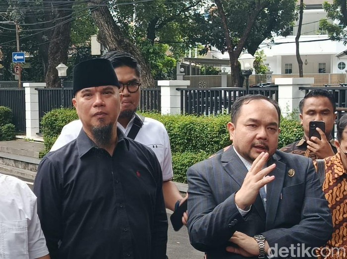 Ahmad Dhani Ahmad Dhani dan Mulan Jameela datangi KPAI.