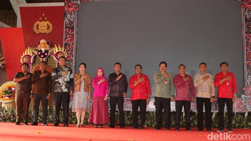 AKBP I Putu Bayu Pati (tiga dari kiri) saat acara pisah kenal Kapolres Tabanan baru dengan yang lama di Gedung Kesenian I Ketut Maria, Tabanan, Rabu (9/7/2025). (Foto: Krisna Pradipta/detikBali)