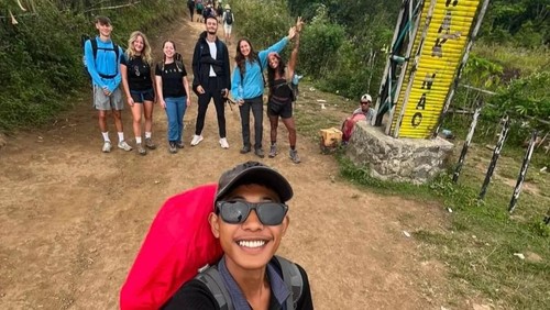Ali Mustafa saat memandu turis Brasil, Juliana Marins, dan rombongan sebelum naik Gunung Rinjani, Lombok, NTB. (Istimewa)