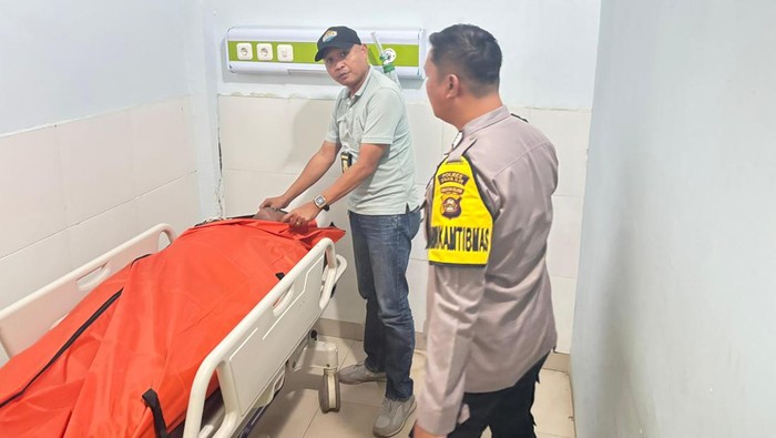 Anggota Polsek Indralaya membawa sopir bus cadangan yang meninggal dalam kendaraannya