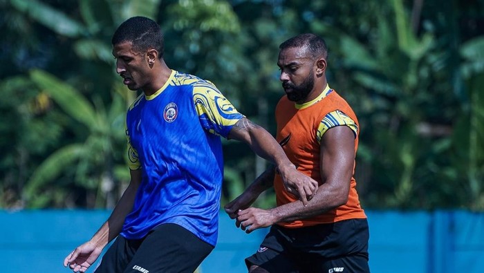 Yann Motta (kiri) rekrutan baru Arema FC dari Brasil