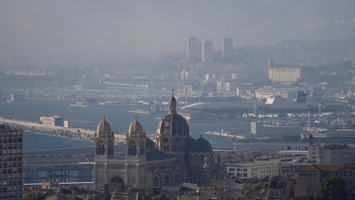 Asap Kebakaran Hutan Bikin Prancis Selatan Gelap Smoke rises over Marseille as a fast-moving wildfire spreads on the outskirts the city, southern France, July 8, 2025. REUTERS/Alexandre Dimou