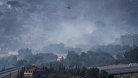 Kebakaran yang bermula di Les Pennes‑Mirabeau dipicu oleh angin Mistral kencang hingga 70 km/jam, mendorong kobaran api cepat menyebar dan mengepung urban Marseille dengan asap pekat. (REUTERS/Alexandre Dimou)  