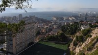 Transportasi publik lumpuh: Bandara Marseille‑Provence ditutup sementara, penerbangan dialihkan ke Nice dan Nimes, serta layanan kereta dan jalan raya dihentikan karena asap mengganggu penerbangan dan pandangan di jalan. (REUTERS/Alexandre Dimou)  