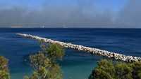 Kebakaran ini menjadi bagian dari gelombang panas dan serangkaian kebakaran hebat di kawasan Mediterania, mencerminkan semakin seringnya bencana udara akibat perubahan iklim, yang semakin menyulitkan pengendalian asap beracun. (REUTERS/Alexandre Dimou)  
