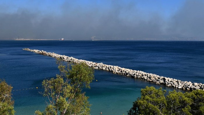 Asap Kebakaran Hutan Bikin Prancis Selatan Gelap Smoke rises over Marseille as a fast-moving wildfire spreads on the outskirts the city, southern France, July 8, 2025. REUTERS/Alexandre Dimou