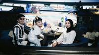 Sementara itu, Aurel Hermansyah justru menunjukkan respons berbeda dari Atta Halilintar. Aku masih mau fokus sama Ameena dan Azura, karena mereka masih kecil, jadi mereka masih butuh orang tuanya fokus sama mereka, katanya. (Foto: dok Instagram aurelie.hermansyah)