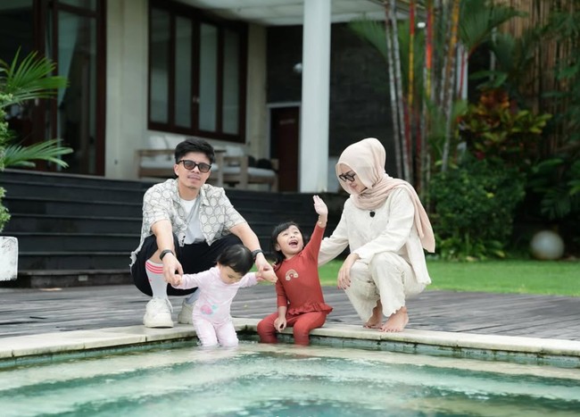 Berhasil diet, Aurel Hermansyah kini terlihat semakin langsing. Di foto-foto terbarunya terlihat jelas bobot tubuhnya yang kini sudah semakin menurun. Foto: Instagram/@aurelie.hermansyah