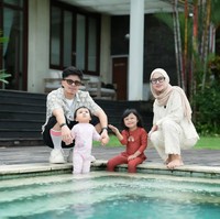 Seperti dalam foto yang satu ini saat Aurel berpose bersama suami dan kedua anaknya di pinggir kolam renang. Sambil berjongkok, terlihat tubuhnya yang kini makin ramping. Foto: Instagram/@aurelie.hermansyah