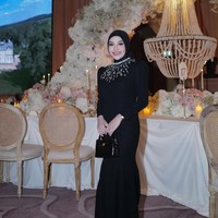 Tampil dengan busana serba hitam, Aurel terlihat cantik memukau. Dress panjang fit body membuat lekuk tubuhnya semakin jelas terlihat. Penampilannya juga makin santun dengan hijab yang menutup kepalanya. Foto: Instagram/@aurelie.hermansyah