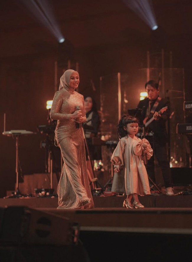 Makin cantik, tak sedikit netizen yang juga dibuat pangling melihat penampilan Aurel yang kini makin langsing. Langsiiinggg bgt mama nuurrr, komentar salah seorang netizen. Foto: Instagram/@aurelie.hermansyah