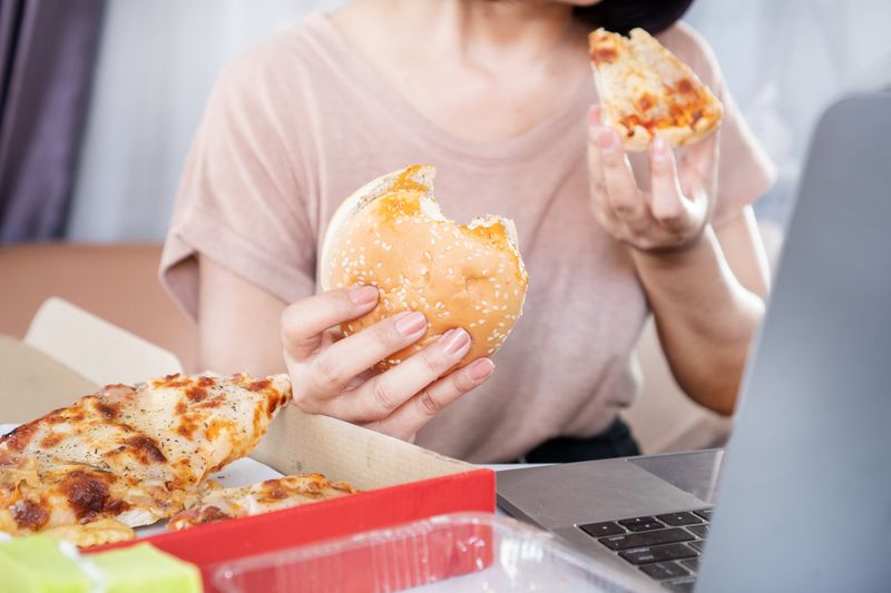 Beberapa penyebab yang memicu seseorang tetap merasa lapar meski baru saja makan